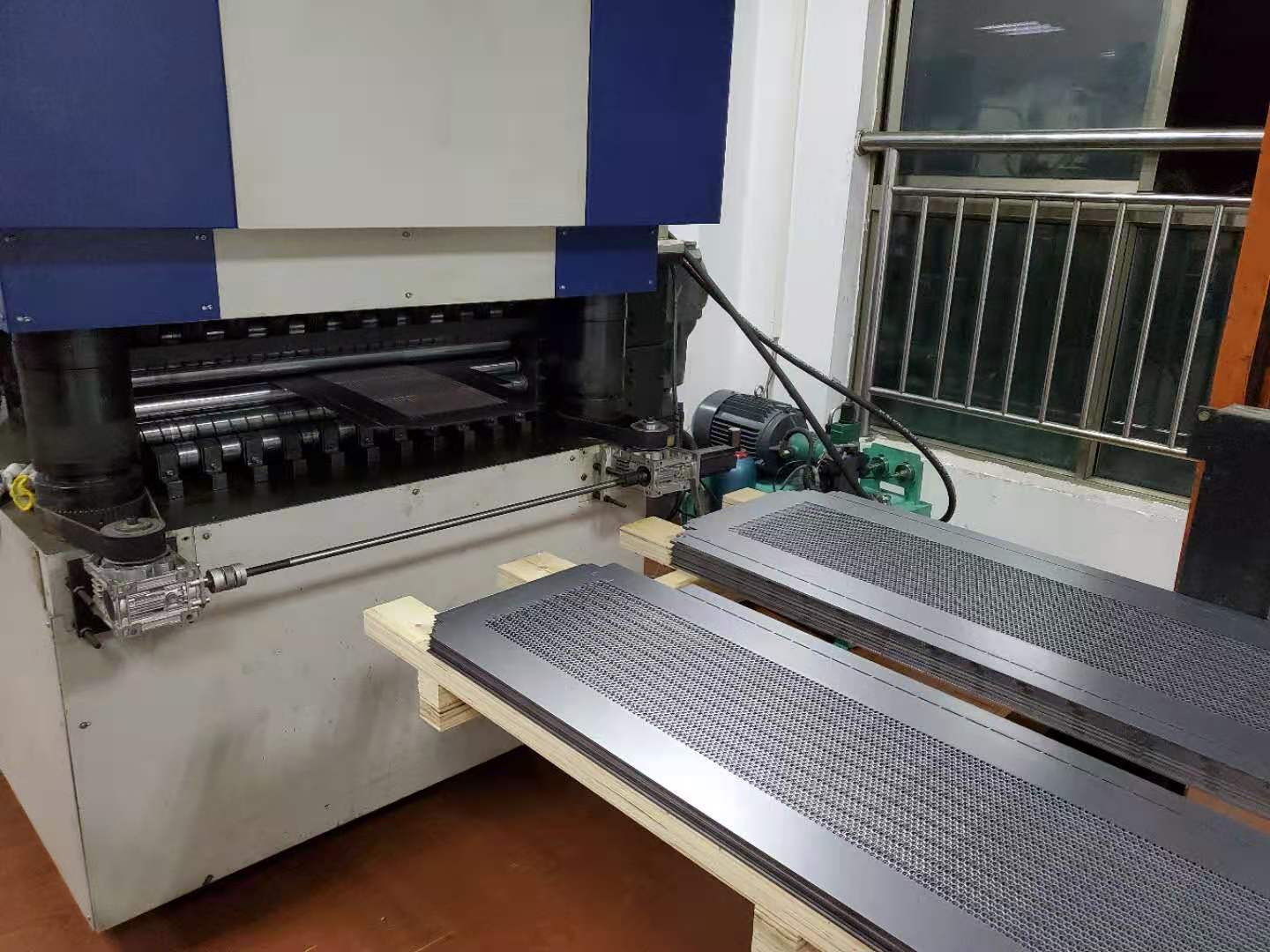 金属网孔冲孔门板 机箱网络柜门板 平整无毛刺六角孔网孔机柜门板图片2