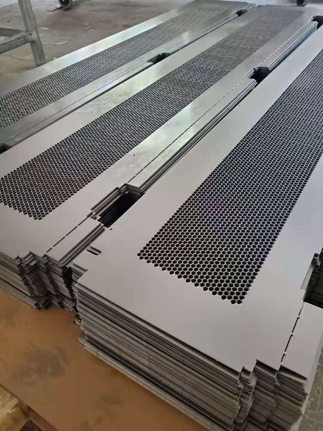 金属网孔冲孔门板 机箱网络柜门板 平整无毛刺六角孔网孔机柜门板图片3