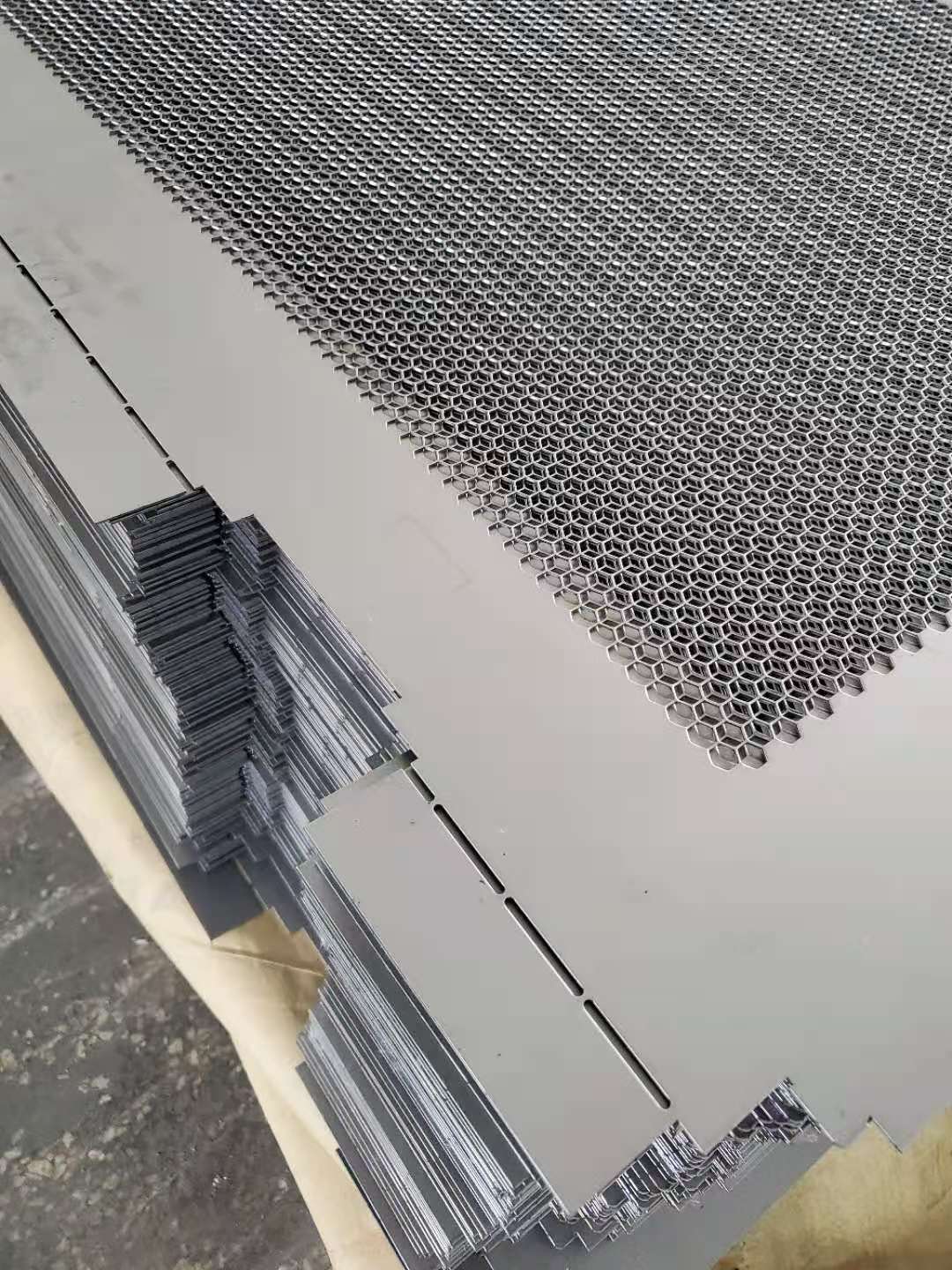 金属网孔冲孔门板 机箱网络柜门板 平整无毛刺六角孔网孔机柜门板图片4